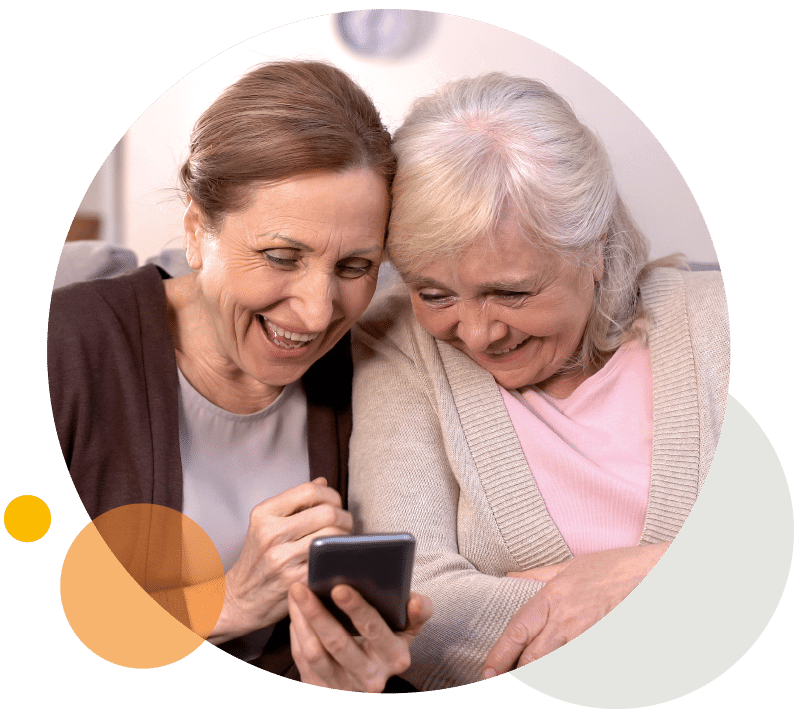 Ein TEBO und eine Seniorin freuen sich über ihre neuen Technikkenntnisse